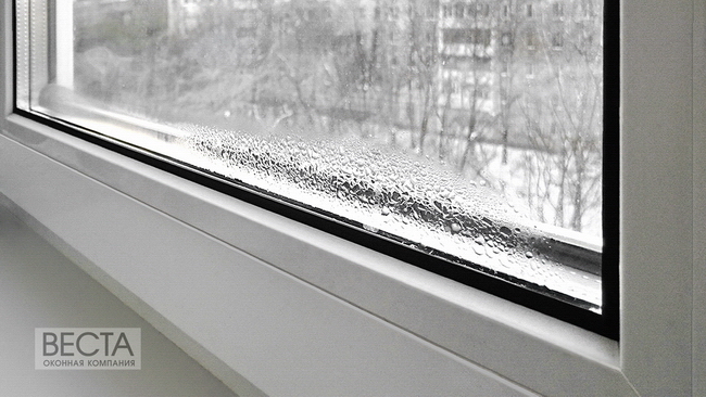 Конденсат воды на стекле окна пвх